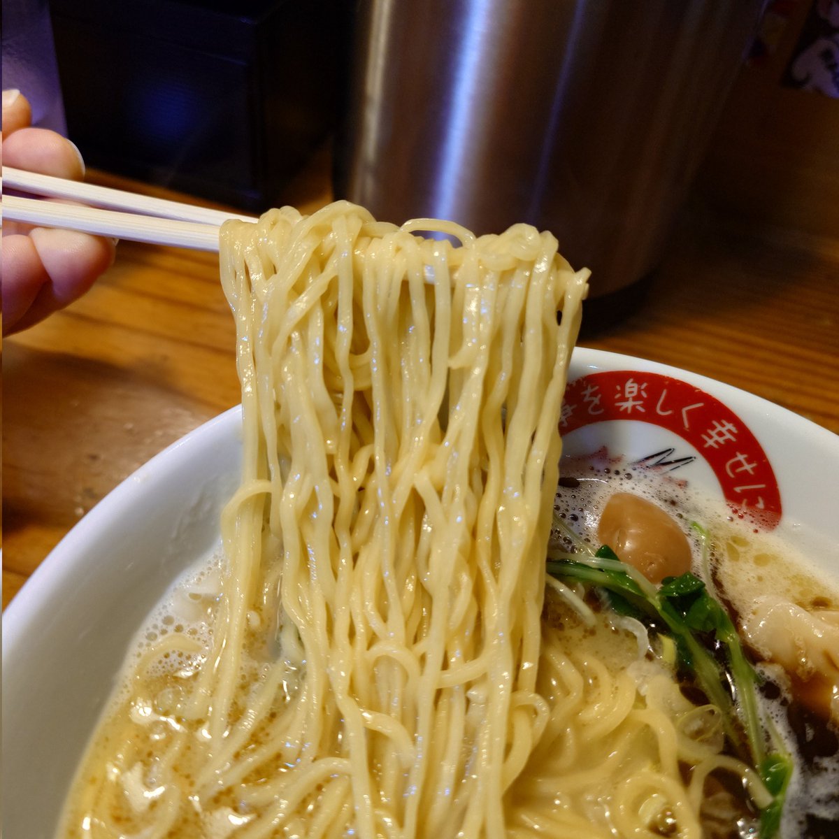 GDB_E4FH's tweet photo. 高砂「鶏白湯ラーメン 絶好鳥」で「鶏白湯ブラック+鶏ワンタン」（1100円+250円）を。2026/7/3スタートの期間限定。
熟成感ある濃厚鶏白湯にニンニクの効いた自家製マー油でドーピングした元気の出る一杯！元からあったようなしっくりくる相性の良さで期間限定で終わらせるのはもったいない。(ﾟ∀ﾟ) https://t.co/tFRzFZQCY4