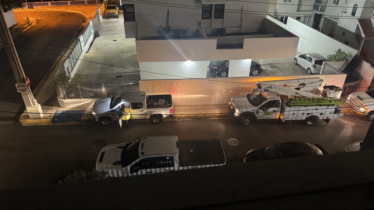 AngieCruz7's tweet photo. @lumaenergypr hay otro machete abajo en el estacionamiento de Antonio’s https://t.co/aMSyPrpMGh