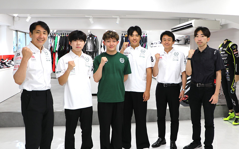 car_watch's tweet photo. S耐フル参戦中の「青山学院大学自動車部スーパー耐久チーム」が、ドライバースキル向上を目指してSPKのシミュレーターラボで猛特訓! https://t.co/fmC79wPCms #AGAC #SPK #青山学院大学 https://t.co/ifxi1FEk6U
