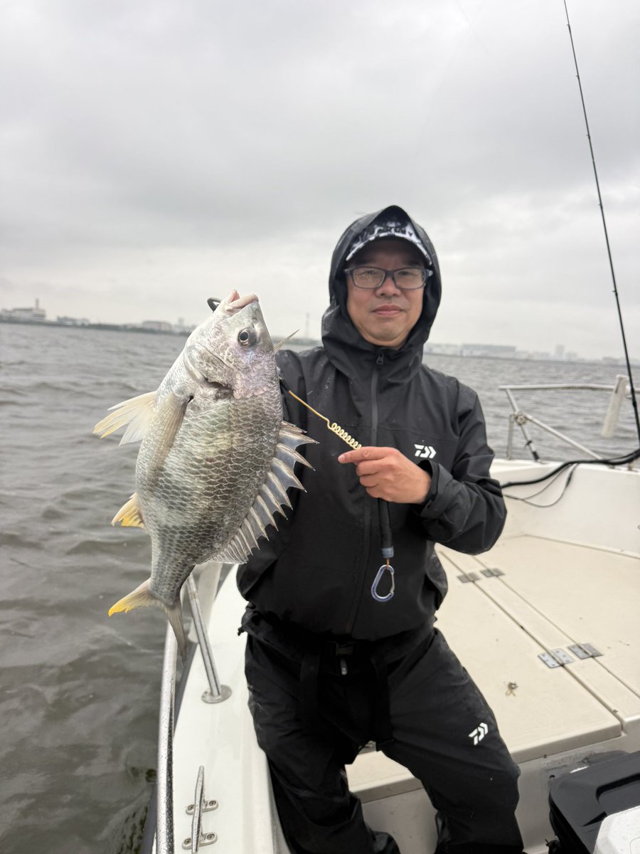 EasyFishingFNB's tweet photo. 爆釣大雨釣行🎣
チャーター便8−20数枚キャッチ🔥🔥🔥
ツツヌケ達成👏
終始アタリが止まらないクレイジーなタイミングでした！
合計何匹釣れたのか皆様わからなくてなってました😆いいタイミングで良かったです https://t.co/x4xgbS1GcD