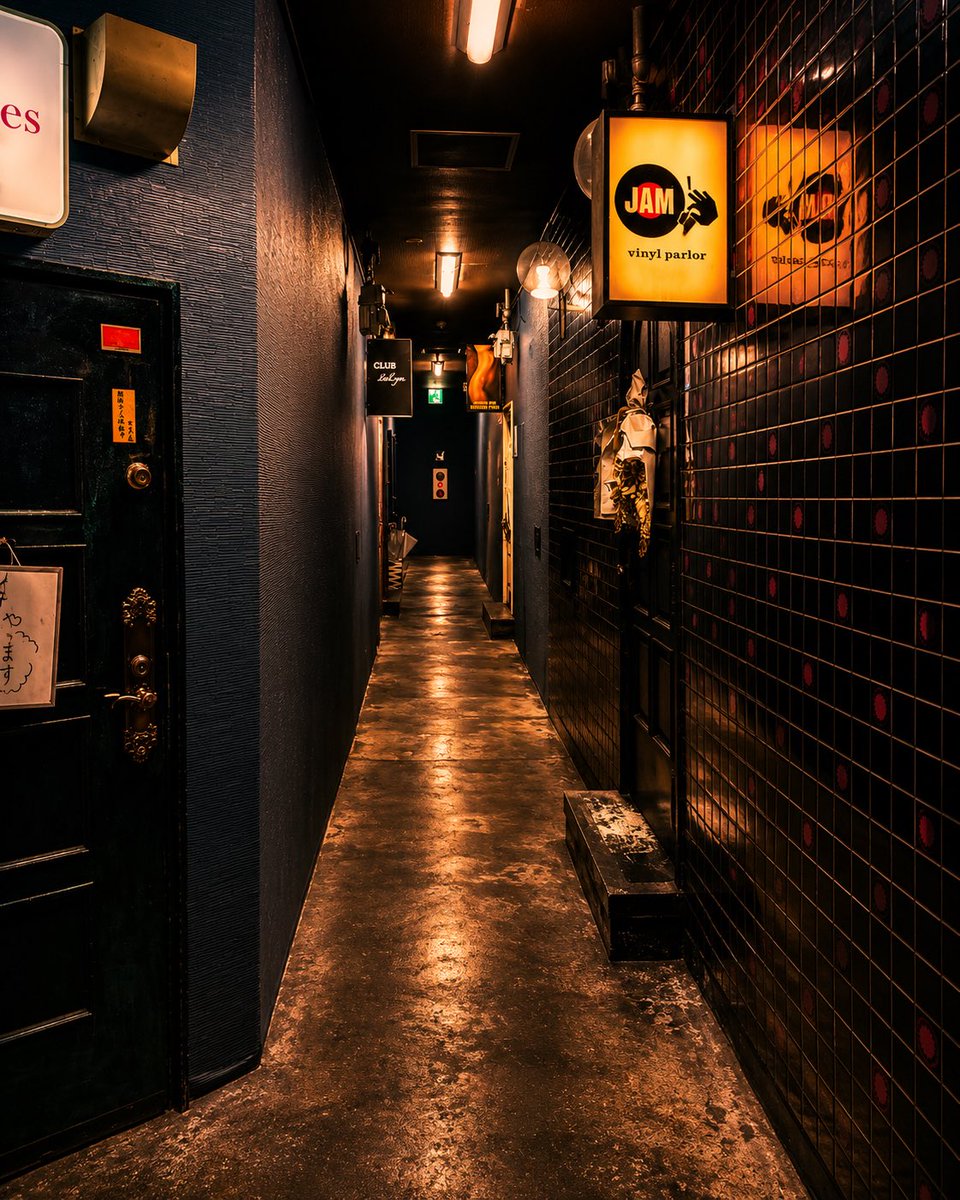 KyotoOpera84484's tweet photo. Behind an ordinary door,

there’s another world.

🇯🇵🌙 https://t.co/2JfJwLfqLt