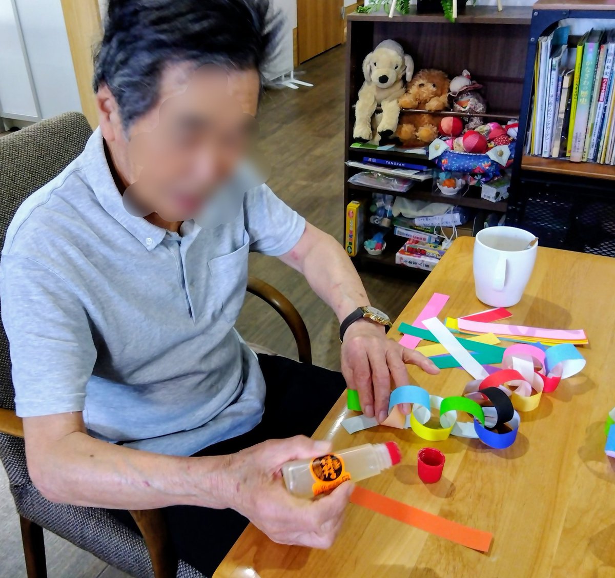 suzakien's tweet photo. 6月19日
【七夕飾り】
男性の利用者様に七夕にむけて、七夕飾りの製作にとりくんで頂きました。
一つひとつ真剣な表情で製作しています。 https://t.co/jFRtZVoSrU