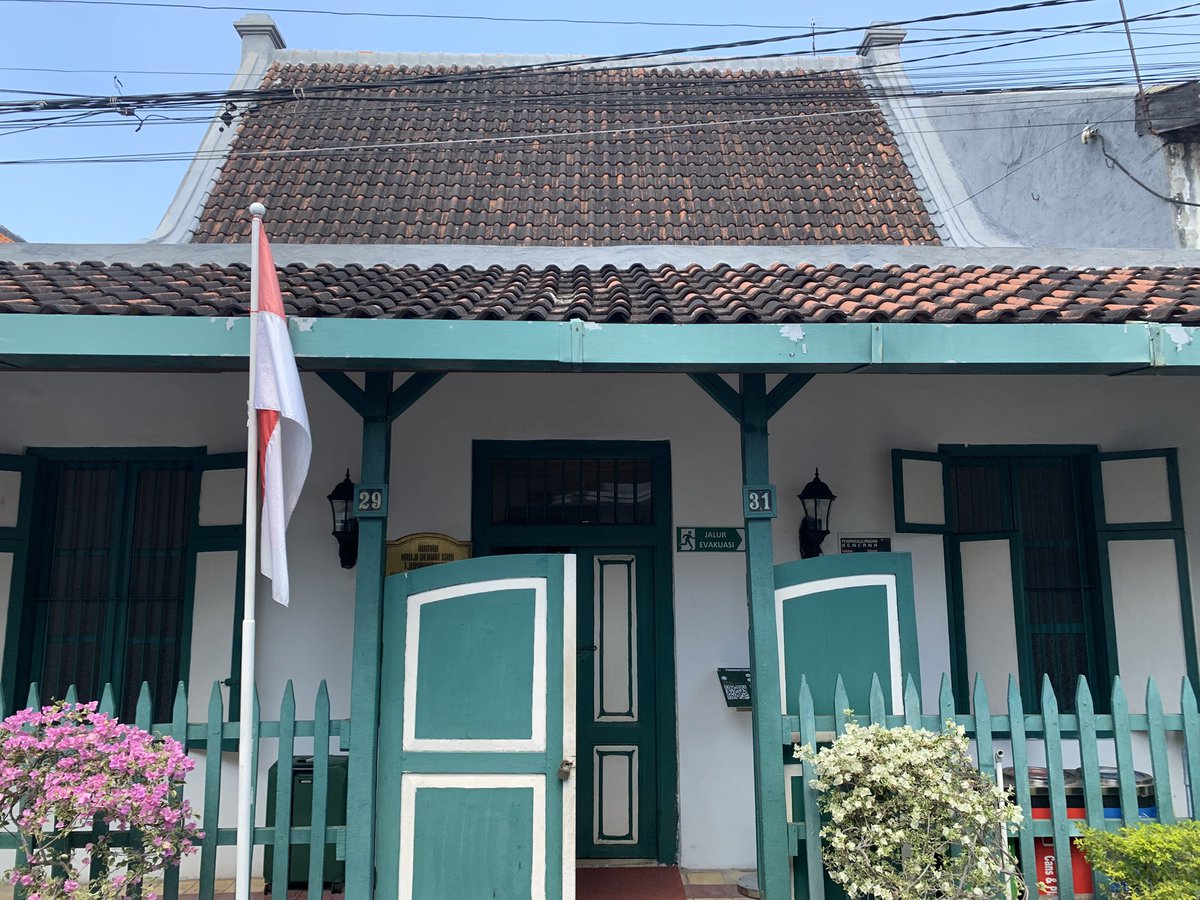 jalurgaza_'s tweet photo. Anak-anak indekos di rumah Hadji Oemar Said Tjokroaminoto, Peneleh, Surabaya. https://t.co/zqCIactYOy