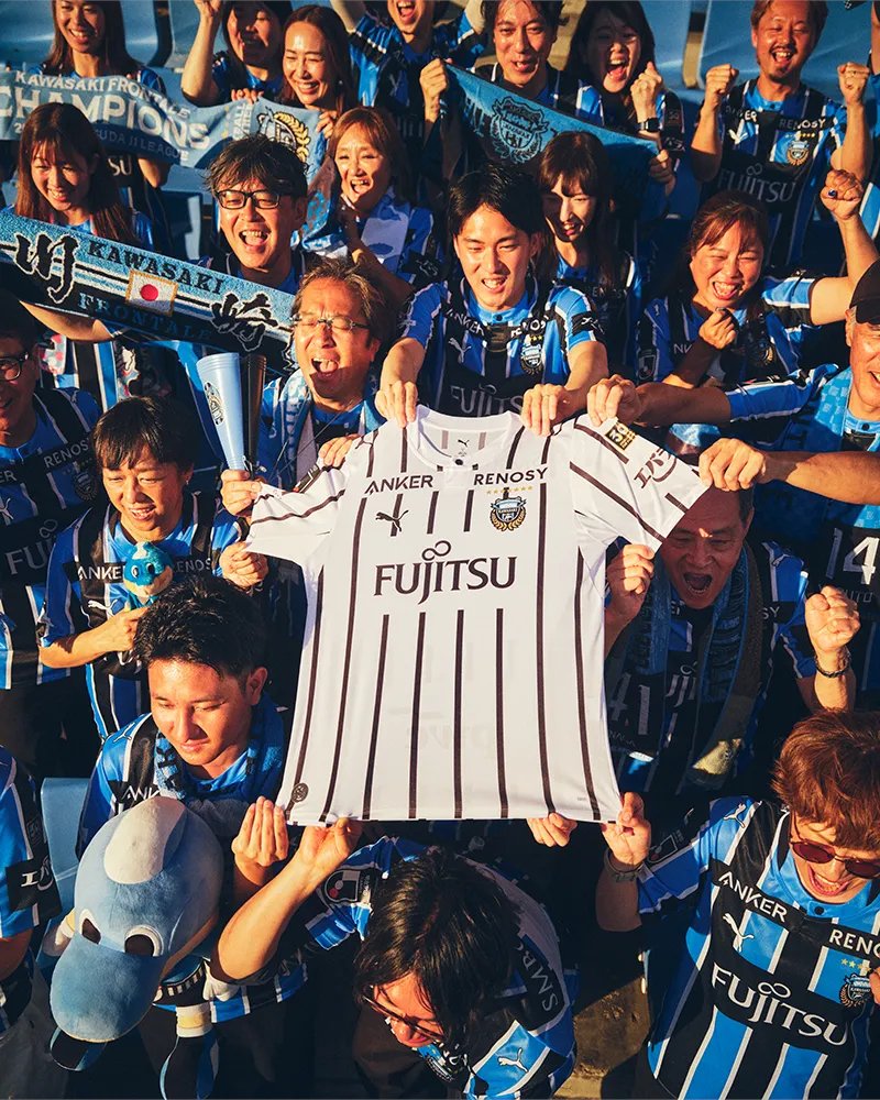 soccerjerseynws's tweet photo. 🇯🇵 Kawasaki Frontale 26/27 home and away kit x Puma.

Celebrating their 30th anniversary, the home jersey features sky blue and black stripes with white edges, a combo that gives strong Grêmio vibes.

Black pinstripes over a white base for the away kit and an orange version for the keepers complete the release.