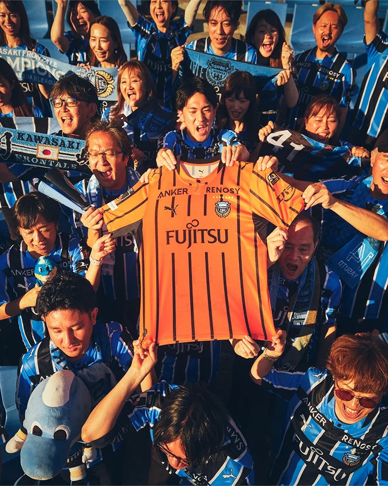 soccerjerseynws's tweet photo. 🇯🇵 Kawasaki Frontale 26/27 home and away kit x Puma.

Celebrating their 30th anniversary, the home jersey features sky blue and black stripes with white edges, a combo that gives strong Grêmio vibes.

Black pinstripes over a white base for the away kit and an orange version for the keepers complete the release.