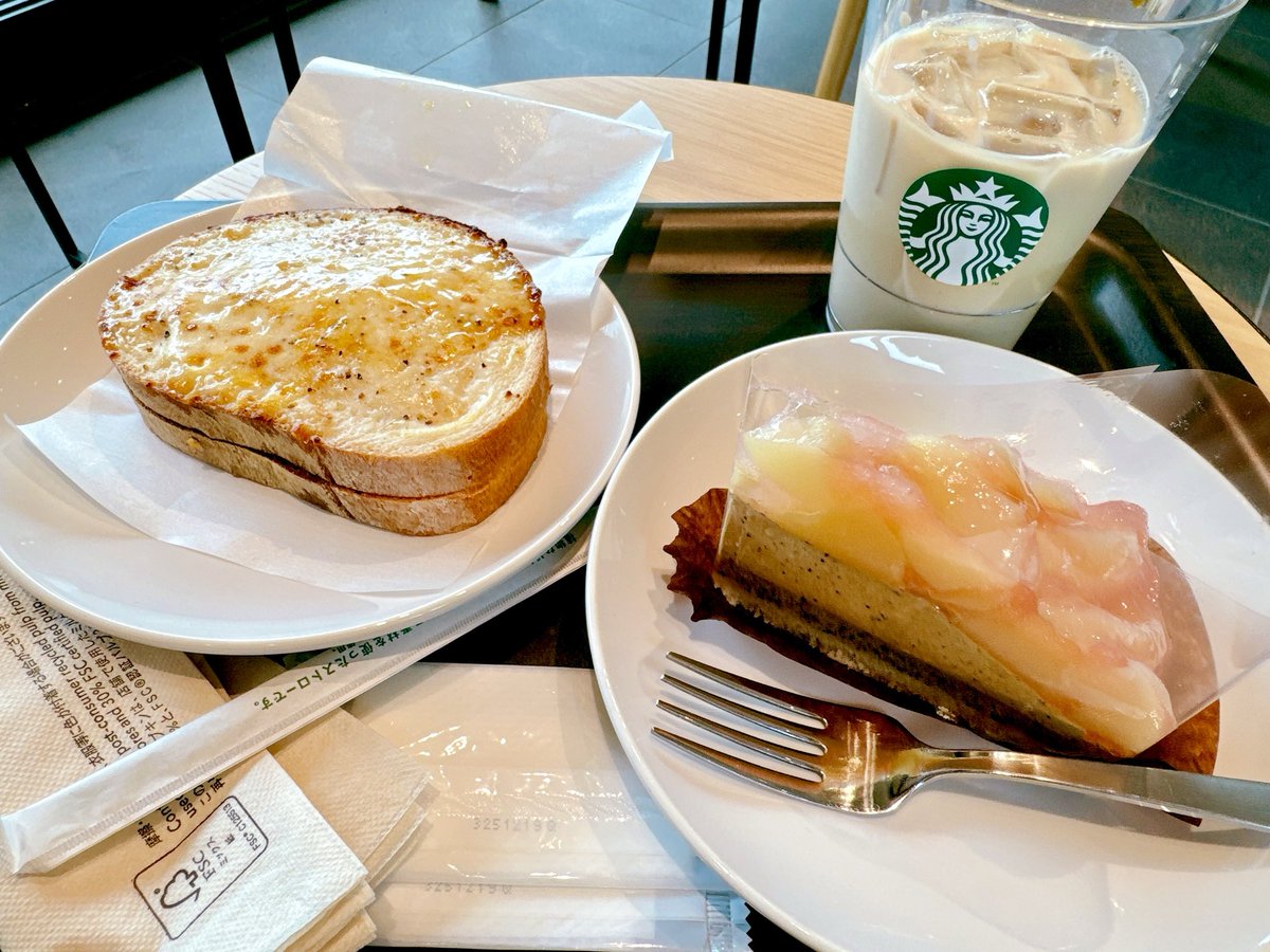 rainwh120's tweet photo. 用事が長引いたので、スタバで少し遅めのお昼ご飯
いただきます😋 https://t.co/CbQl2QQRVQ