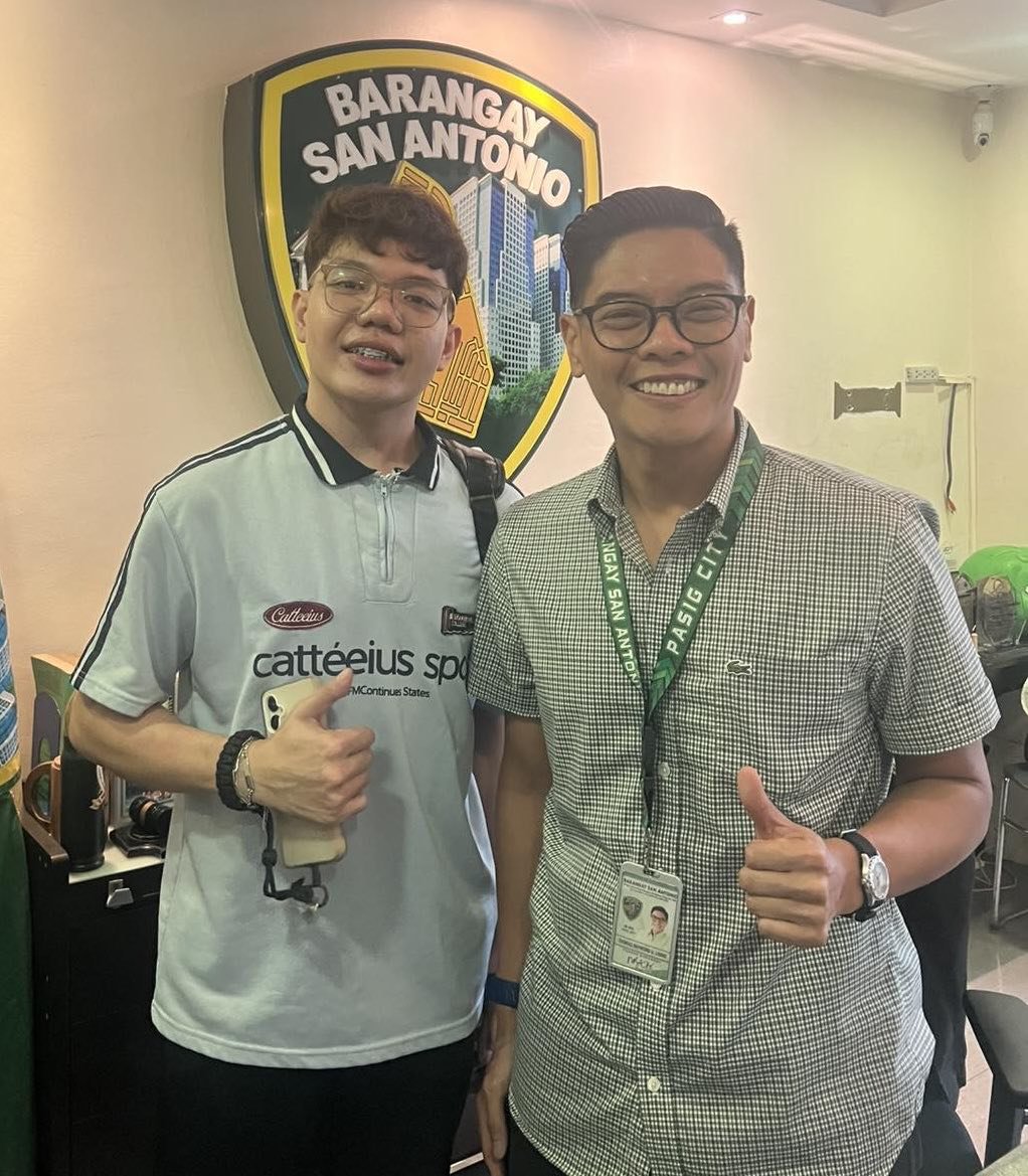 raymond_lising's tweet photo. Maraming salamat sa mga BSA Scholar Graduates na bumibisita para ibahagi ang kanilang graduation milestone. π Nakakataba ng puso na well-appreciated nila ang scholarship program ng @bsapasig. π All the best sa inyong future career! β¨
#TuloyAngSerbisyoBSA #servicewithaSMILE https://t.co/Ej4KrHlsBa
