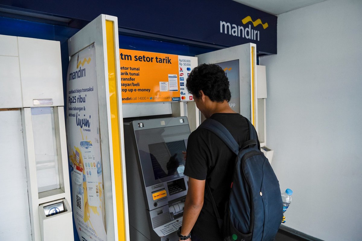 LambeSahamjja's tweet photo. Bank Mandiri Kenakan Biaya Tarik Tunai Tanpa Kartu :
- Mulai 15 Juli 2026, tarik tunai tanpa kartu kena biaya Rp500/transaksi
- Lewat aplikasi Livin' pakai nomor HP + token
- Limit maksimal Rp5 juta/hari, Rp1 juta/transaksi
- Alasan "meningkatkan kualitas layanan digital
-Fitur yang tadinya gratis sekarang bayar