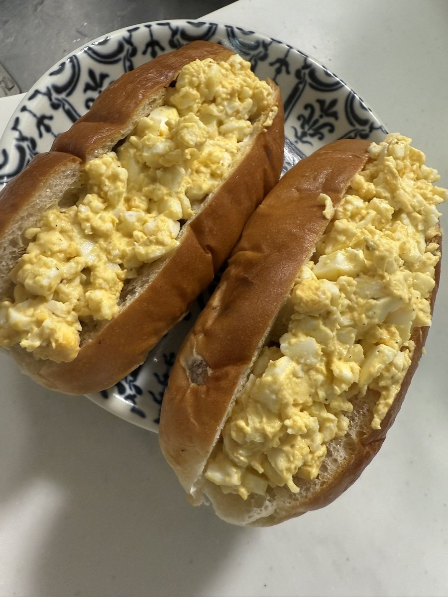 kaiga0's tweet photo. どうしてもたまごサンドが食べたかったけど、食パンがなくてこうなりました。

しかもレーズン入りです🤣 https://t.co/WV0e6Lr22v