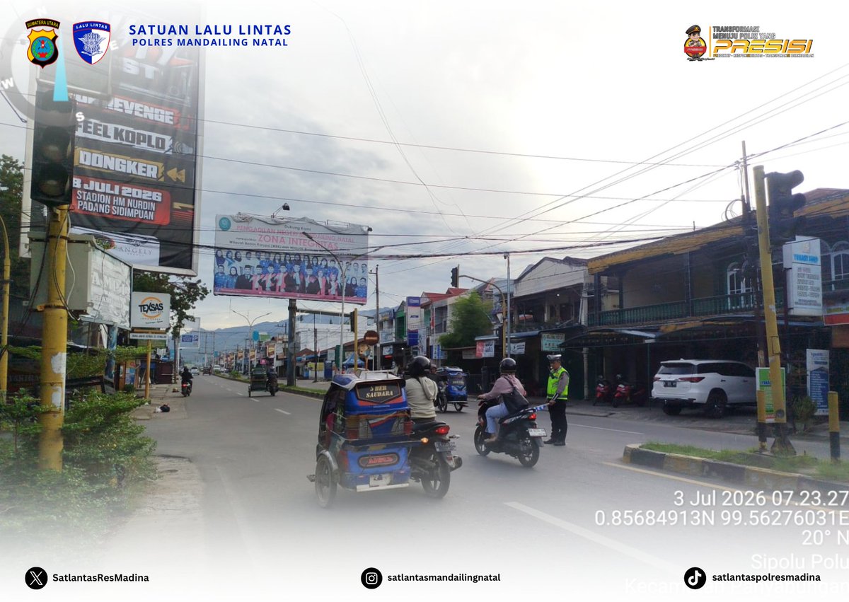 ResSatlantas's tweet photo. Personel Satlantas Polres Madina melaksanakan kegiatan pengamanan dan pengaturan arus lalu lintas Pos Padat Pagi, guna antisipasi terjadinya kemacetan dan laka lantas sehingga terciptanya Kamseltibcar Lantas yang kondusif di wilayah hukum Polres Madina. https://t.co/tHAjCYlsL8