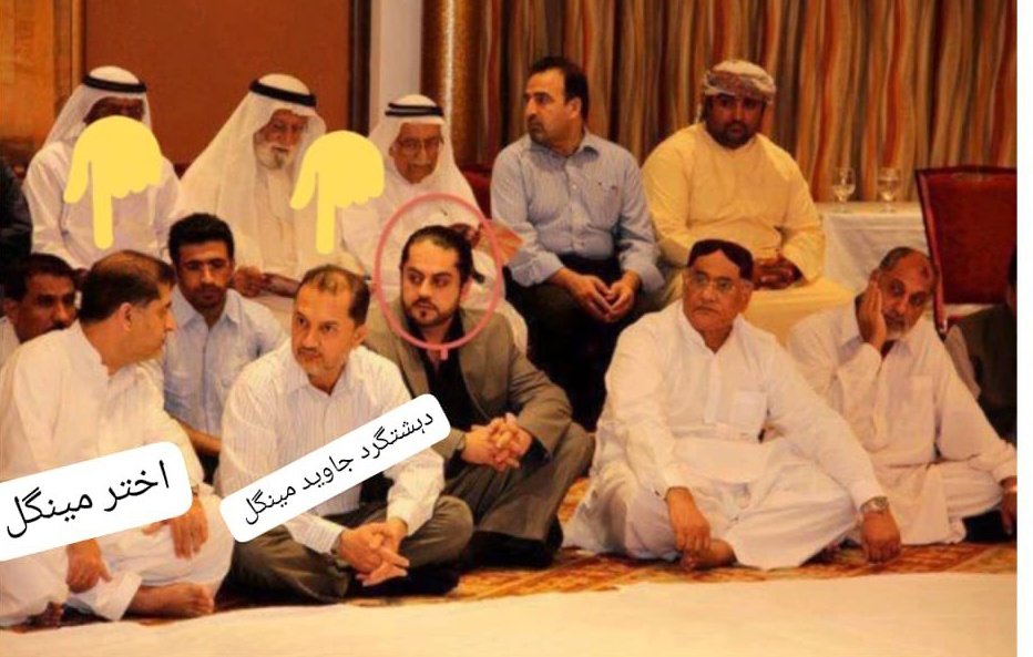 Waja__Baloch's tweet photo. اختر مینگل اور جاوید مینگل نے وڈھ کے اندر ایک نیا فساد شروع کردیا ہے۔
ذرائع کے مطابق وڈھ کے تاجروں پر آئے روز دونوں بھائیوں کے کارندے حملہ کرتے ہیں، کبھی ان پر فائرنگ کرتے ہیں تو کبھی دستی بمب سے نشانہ بناتے ہیں۔
بظاہر یہ دکھانے کی کوشش کررہے ہیں کہ ان دونوں بھائیوں کا لڑائی چل رہا ہے، اس لڑائی کی آڑ میں ایک بھائی تاجروں کے ایک گروپ کو نشانہ بنا کر کہتا ہے یہ جاوید مینگل کے حمایت یافتہ ہیں تو دوسرا بھائی دوسرے گروپ کو نشانہ بنا کر کہتا ہے یہ اختر مینگل کے حمایت یافتہ بندے ہیں۔ اس لڑائی میں نا اختر مینگل کو کوئی ذاتی نقصان ہورہا ہے اور نا ہی جاوید مینگل کو۔ اس ساری صورتحال کے پیش نظر وڈھ کے تاجروں نے غیر معینہ مدت کے لیئے ہڑتال کا اعلان کردیا ہے۔
#Balochistan