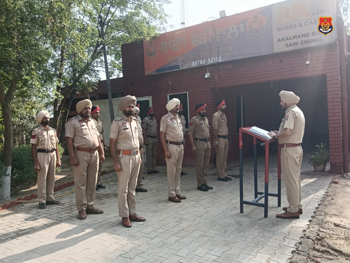 MuktsarPolice's tweet photo. Morning Roll-Call in Police Stations was conducted by SHOs in District Sri Muktsar Sahib. In this,SHOs inspected uniforms of the Police Personnel,briefed them about day’s tasks & issued necessary instructions to maintain law and order situation. #ForceIsFamily #LetsBringTheChange https://t.co/eA6abiSRhL