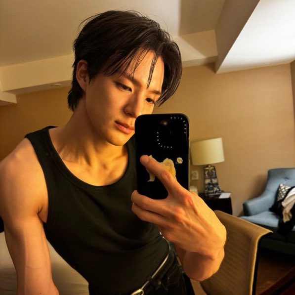 ffebcember's tweet photo. เสื้อกล้ามเหมือนกัน แต่ทำไม >.< https://t.co/sgRLrqblCr