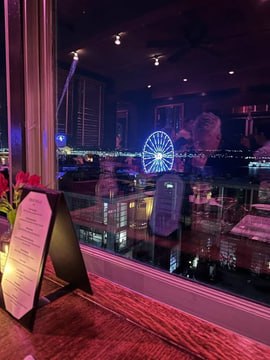 zNick7's tweet photo. Last weekend, the lights and city reflections made for a relaxing holiday😊 https://t.co/vmFVTKyuF1