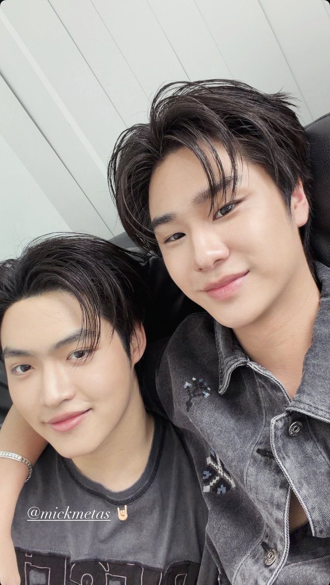 SuchacutieLM's tweet photo. โพสิชั่นถ่ายรูปปปแบบบบบบบ ผมเดรสมาแล้ว3วันติด วันนี้เข้าวันที่4 🫠🫠🫠🫠

#lukeso_ #mickmetas 
#LukeMick https://t.co/D8E8E5OQWA