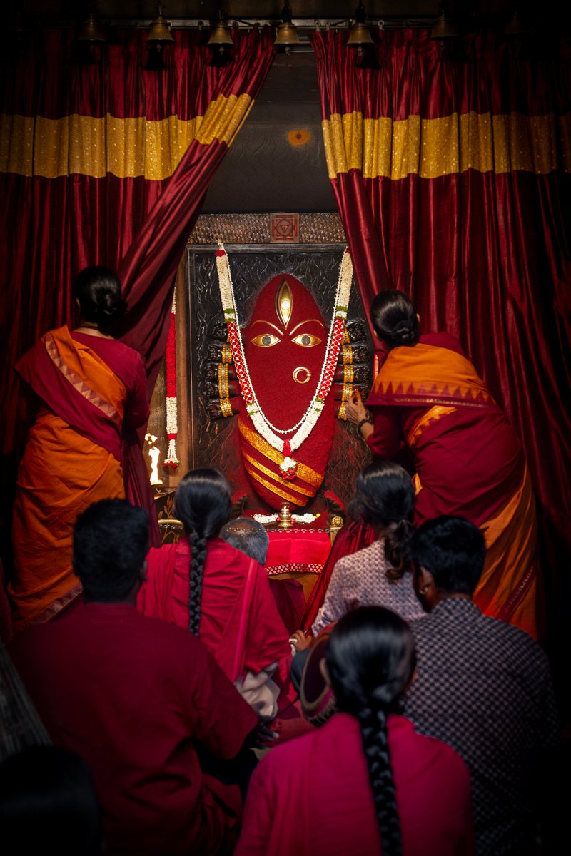 IshaTamil's tweet photo. காத்திருந்த உள்ளங்கள் திரைகள் விலகியதும் குங்கும நாயகி பைரவியின் தரிசனம் கொண்டனவே!

#LingaBhairavi #Devi https://t.co/ky7SLq4lzh