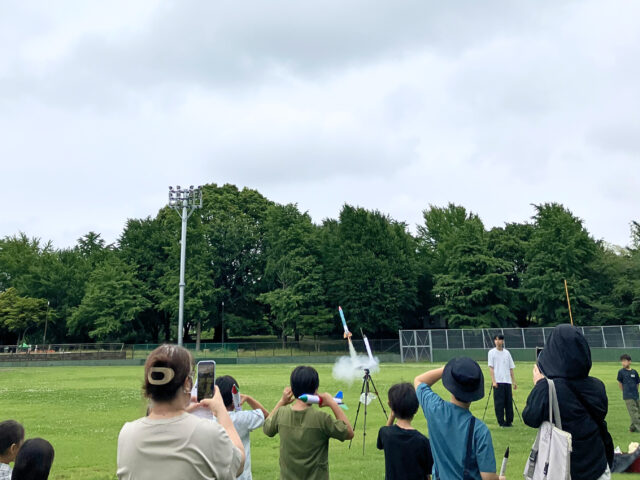 parkful_tw's tweet photo. どこまで飛ぶんだ！40mの高さまで飛ぶ本格ロケット！
夏休みの自由研究にもピッタリです🚀

川崎市の大師公園で行われた手作りロケット教室に参加していきました〜7月と8月にも開催されるようなので、ご興味のある方は、ぜひ参加してみてくださいね！

https://t.co/D2aKej8Zkh https://t.co/P5ToepDDNF