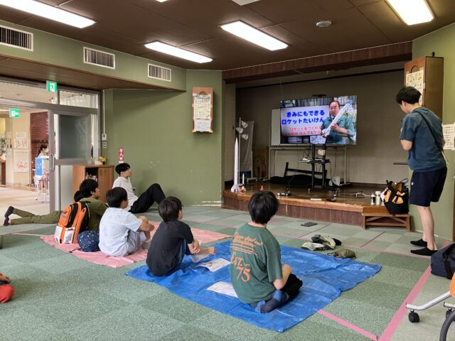 parkful_tw's tweet photo. どこまで飛ぶんだ！40mの高さまで飛ぶ本格ロケット！
夏休みの自由研究にもピッタリです🚀

川崎市の大師公園で行われた手作りロケット教室に参加していきました〜7月と8月にも開催されるようなので、ご興味のある方は、ぜひ参加してみてくださいね！

https://t.co/D2aKej8Zkh https://t.co/P5ToepDDNF