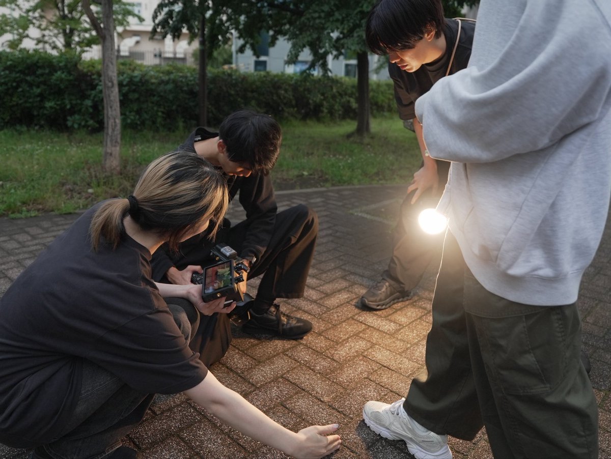 Haregraphy_st's tweet photo. 昨日、屋外でMVの撮影を行いました。
足元だけのシーンで、光の当たり方（影の落ち方）を映像上で矛盾が出ないかを確認しています。
撮影時間は夕方ですが、構成上の設定では朝なので、朝日をイメージして本来の太陽の角度など、気にすることが多いです！

撮影許可に関しては、今回の公園は10,000円程度でしたが、場所によっては1時間で数万円というところがあるので、予算管理は結構難しい😓
#映像制作