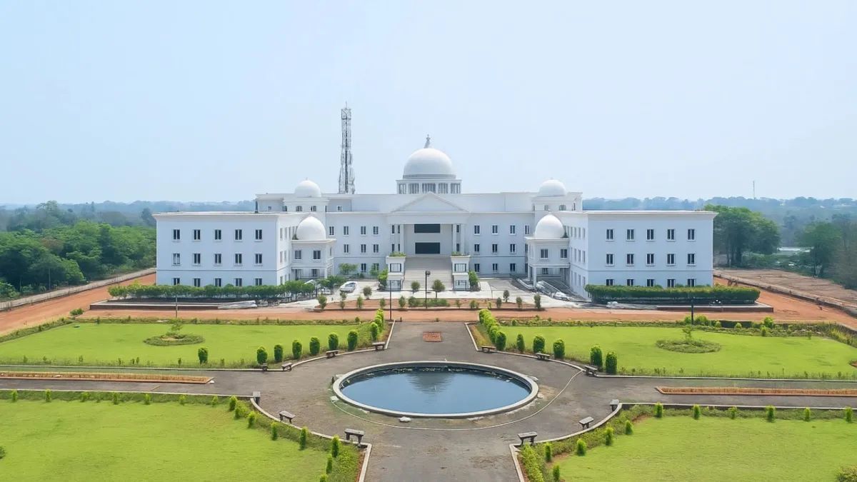 IndianTechGuide's tweet photo. 🚨 Karnataka's Visvesvaraya Technological University (VTU) has broken a national record by declaring its 6th-semester B.E./B.Tech results exactly five minutes after the final exam ended. 

On June 30, the clock struck 5:30 PM to conclude the practical tests, and by 5:35 PM, the complete marks for 60,856 students were published online. 5 minutes! 🤯