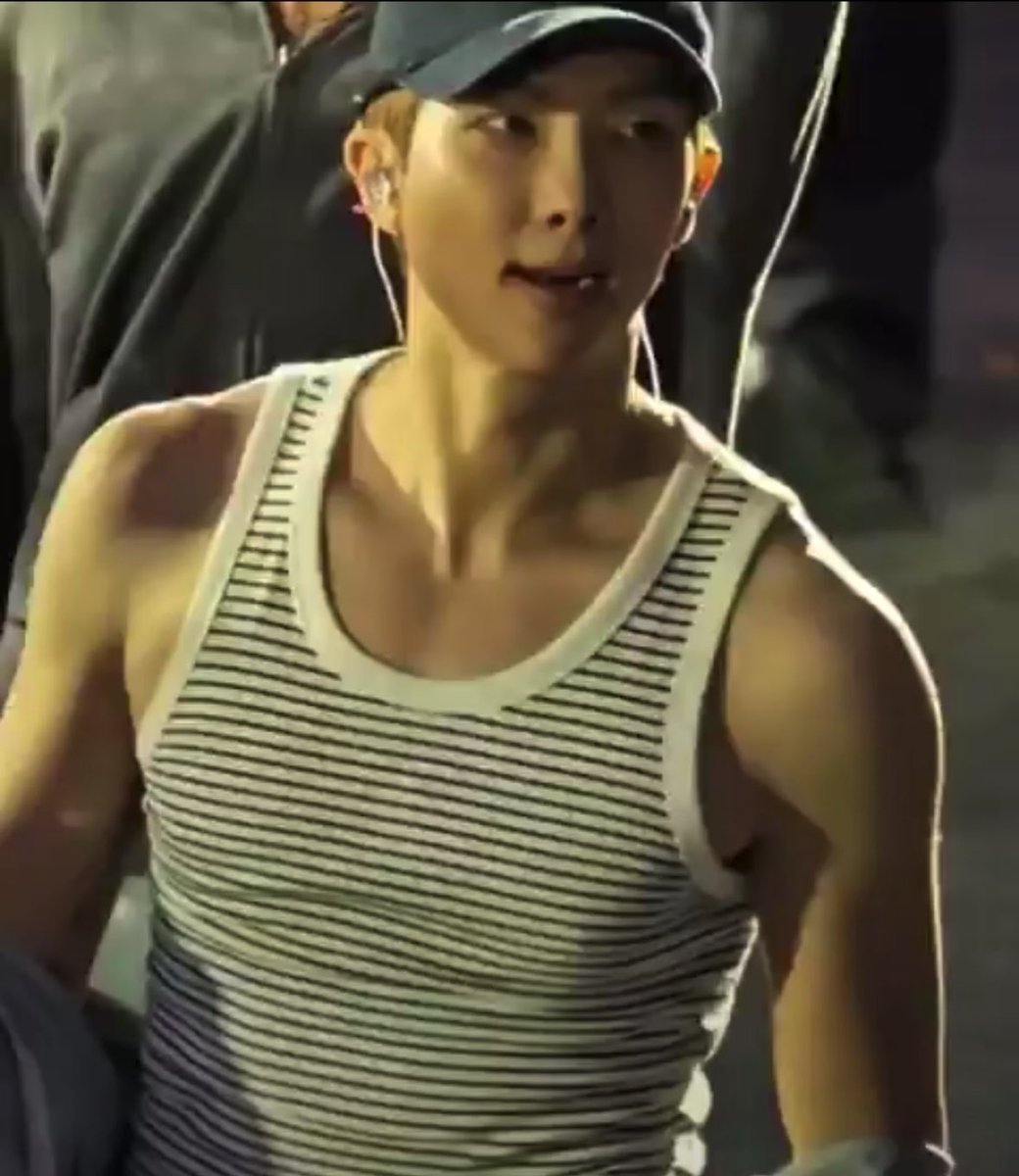 Joonlildimples_'s tweet photo. Both are buff enough to squeeze me in between their tits https://t.co/UsmZyIzMgm