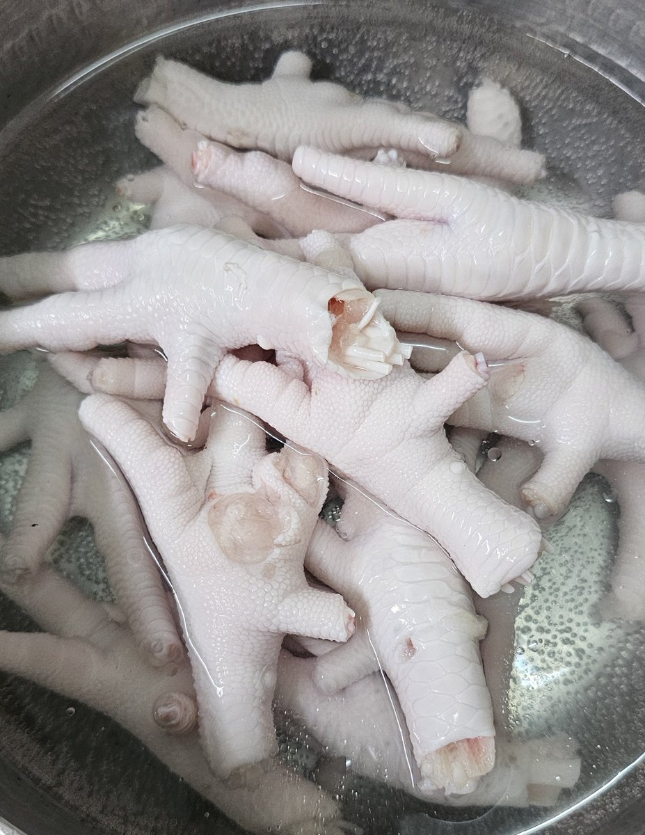linlin0801911's tweet photo. ขอเคล็ดลับการต้มตีนไก่ให้เปื่อยหน่อยคร้าาาา
Help me please🐓🐓
ต้มวันนี้ จะได้กินวันนี้ไม๊😂😂😂 https://t.co/Dbxk64hQa1