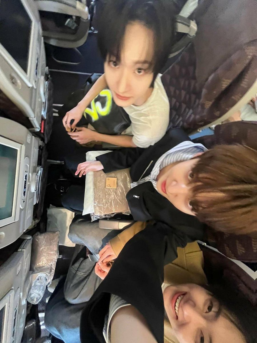 hyeonehwa's tweet photo. donghwa pas trainee kalo liburan keluar negeri pake business class, terus pas udah jadi idol dia harus pake ekonomi padahal 11+ jam durasi flightnya😭 definisi orang have disuruh jadi idol merintis https://t.co/ICyzQvTJ3e