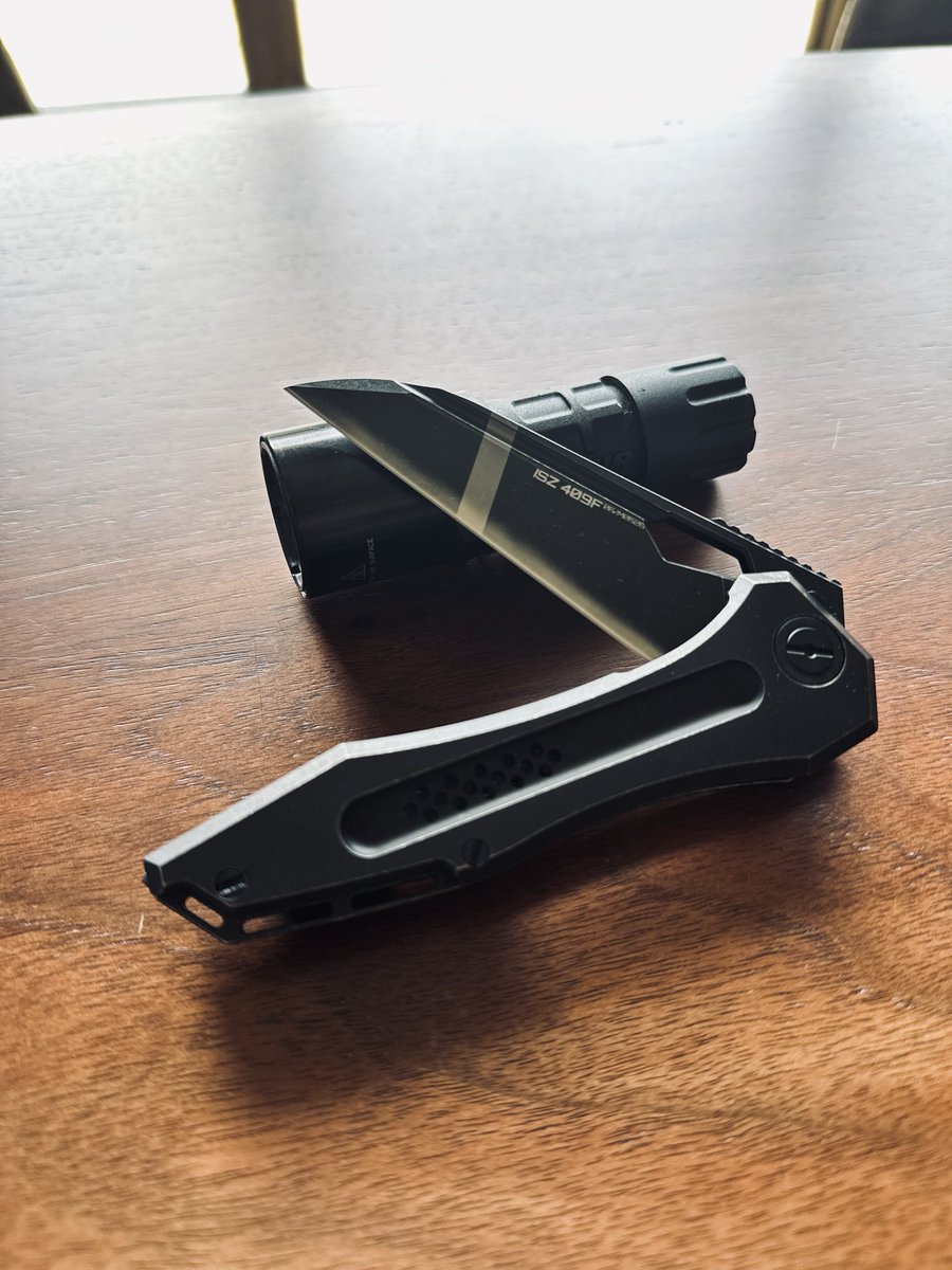 riguo_knives's tweet photo. ISZ 409Fフォルダー
ナイフショー限定ブラックモデル
デザイン、アクション、切れ味全て◎
ISZの自信作
オンラインショップにて販売開始
https://t.co/3Kws4MyHNc
#riguo
#isz
#409f
#knives
#foldingknives https://t.co/A5p3MSs8YX