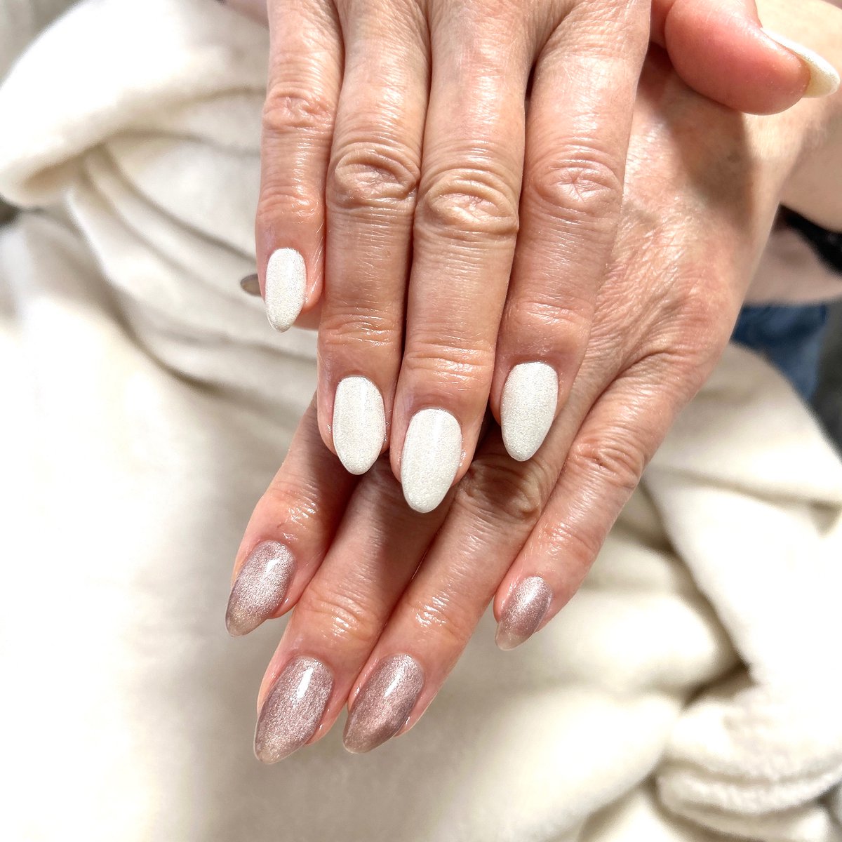nail_haniel's tweet photo. 半蔵門にあるnail Hanielです✨今回は、キラキラのホワイトと大人上品なピンクベージュのワン��ラージェルネイルをご紹介！指先を美しく見せる上品なカラーと、さりげない輝きが普段使いにもピッタリですよ💅nail Hanielは半蔵門駅から徒歩3分！初めての方もお気軽にお越しくださいね😊 https://t.co/sNPaAuv9XH