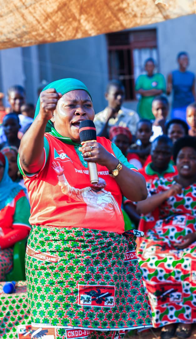 Bujacnddfdd's tweet photo. ³/3 Mw'ijambo ryashikirijwe n’Uwurongoye umuhari w'abakenyererarugamba ku rwego rw'igihugu #Nadine_Barampama, yahamagariye abakenyererarugamba n'abagumyabanga muri rusangi kugiriranira umutima w'urukundo no gufashanya hamwe no kwijukira kurima igiterwa c'amavoka. https://t.co/bpPHqTxQJ3