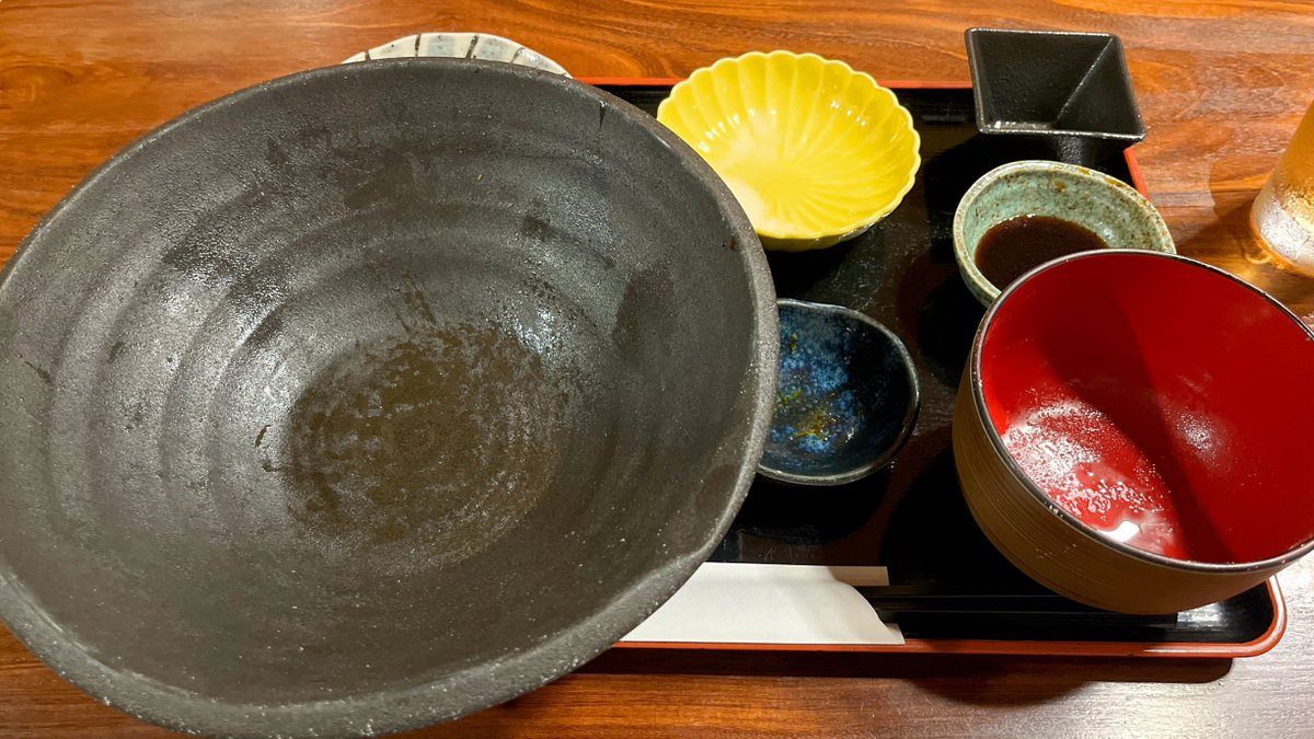 naocomatsu's tweet photo. ぽん太さんのランチ価格が少し変更になったそうです。(画像参照)

名物のソースカツ丼は
▫️小(並盛り)¥1,100
▫️中(大盛り)¥1,250
▫️大(特盛り)¥1,600

小でも他のお店の大盛りくらいのボリュームがあるのでこのお値段は大変リーズナブル。
いつも美味しいごはんをありがとうございます。 https://t.co/tsk4UHBYKf