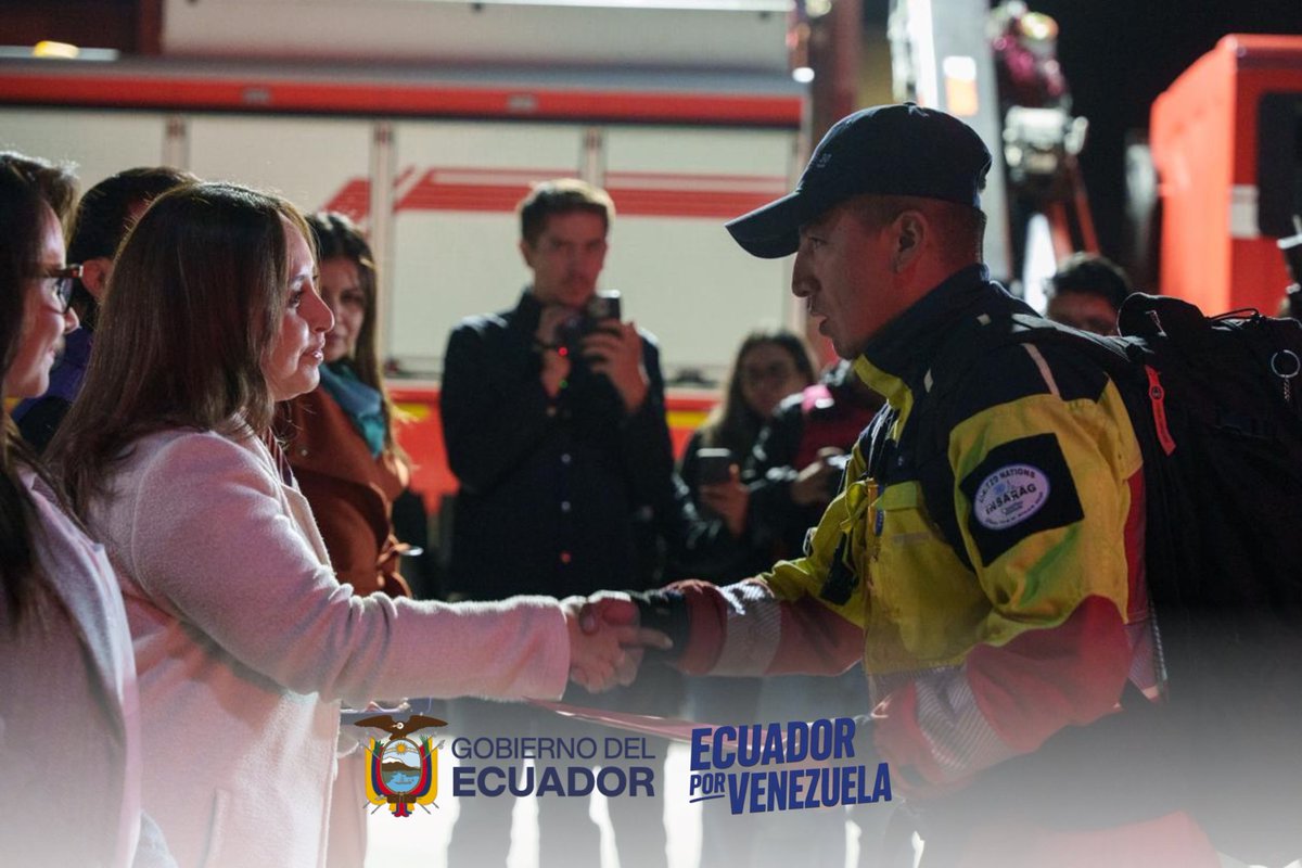 Riesgos_Ec's tweet photo. Reconocemos la valentía, entrega y compromiso de los 47 bomberos de @BomberosQuito , quienes representaron al Ecuador en la misión de asistencia humanitaria en Venezuela.

Su labor reafirma que la solidaridad y la protección de la vida no conocen fronteras. 🇪🇨🫱🏼‍🫲🏻🇻🇪 https://t.co/VZ7Oz2Kw82