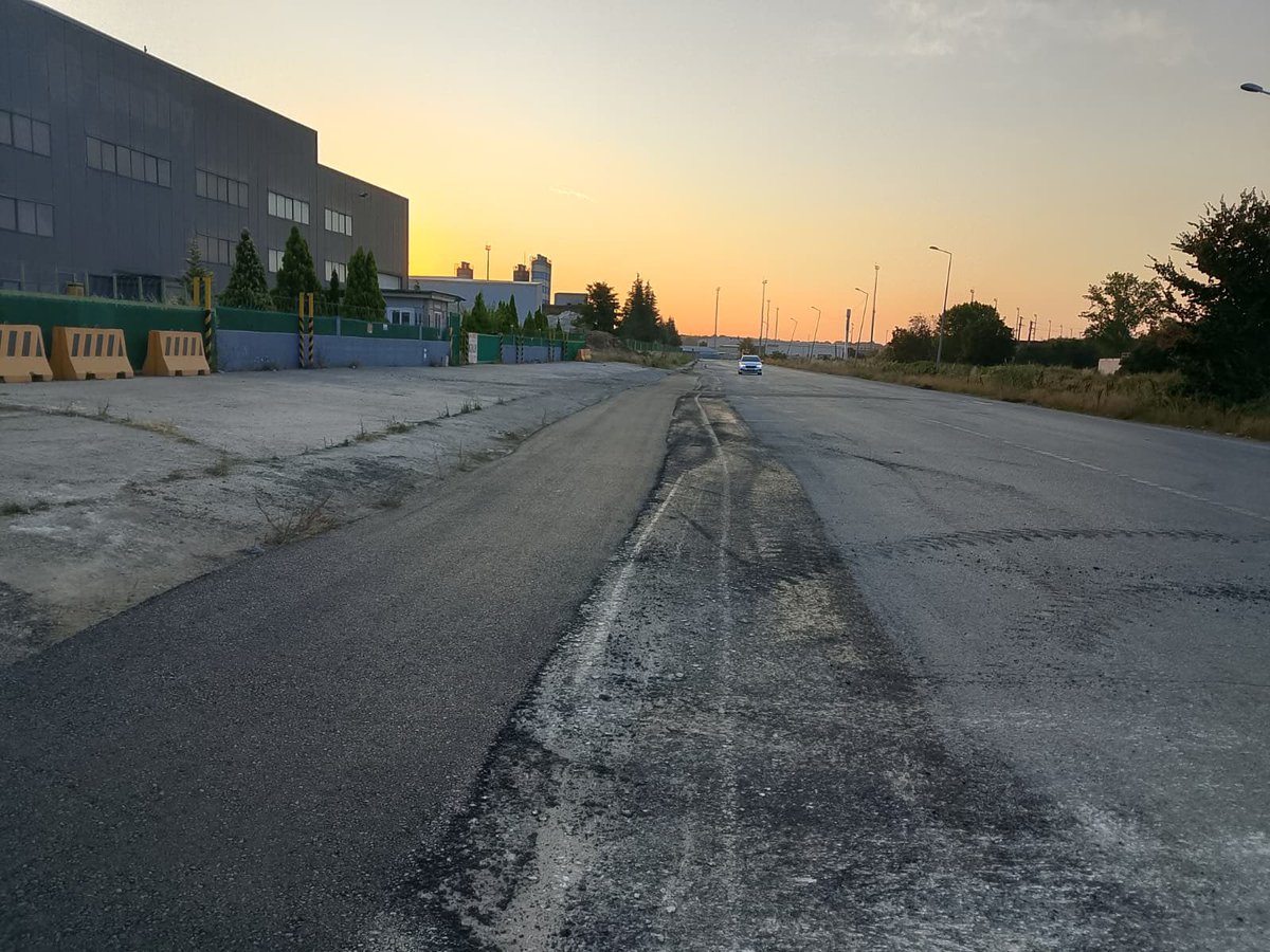 tahirbuyukakin's tweet photo. Sabahın ilk ışıklarına kadar yoğun bir mesai içindeyiz. Şehrimizin genelinde yol yenileme, bakım ve onarım işlerimizi planladığımız şekilde sürdürüyor; Kocaeli’nin dört bir köşesinde çalışmalarımıza aralıksız devam ediyoruz. Emek veren çalışma arkadaşlarıma ve süreç boyunca gösterdiğiniz anlayış için sizlere teşekkür ederim. Hepinize hayırlı sabahlar.