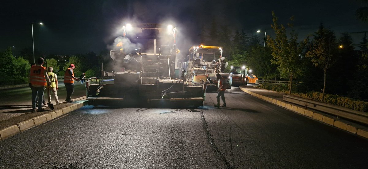 tahirbuyukakin's tweet photo. Sabahın ilk ışıklarına kadar yoğun bir mesai içindeyiz. Şehrimizin genelinde yol yenileme, bakım ve onarım işlerimizi planladığımız şekilde sürdürüyor; Kocaeli’nin dört bir köşesinde çalışmalarımıza aralıksız devam ediyoruz. Emek veren çalışma arkadaşlarıma ve süreç boyunca gösterdiğiniz anlayış için sizlere teşekkür ederim. Hepinize hayırlı sabahlar.