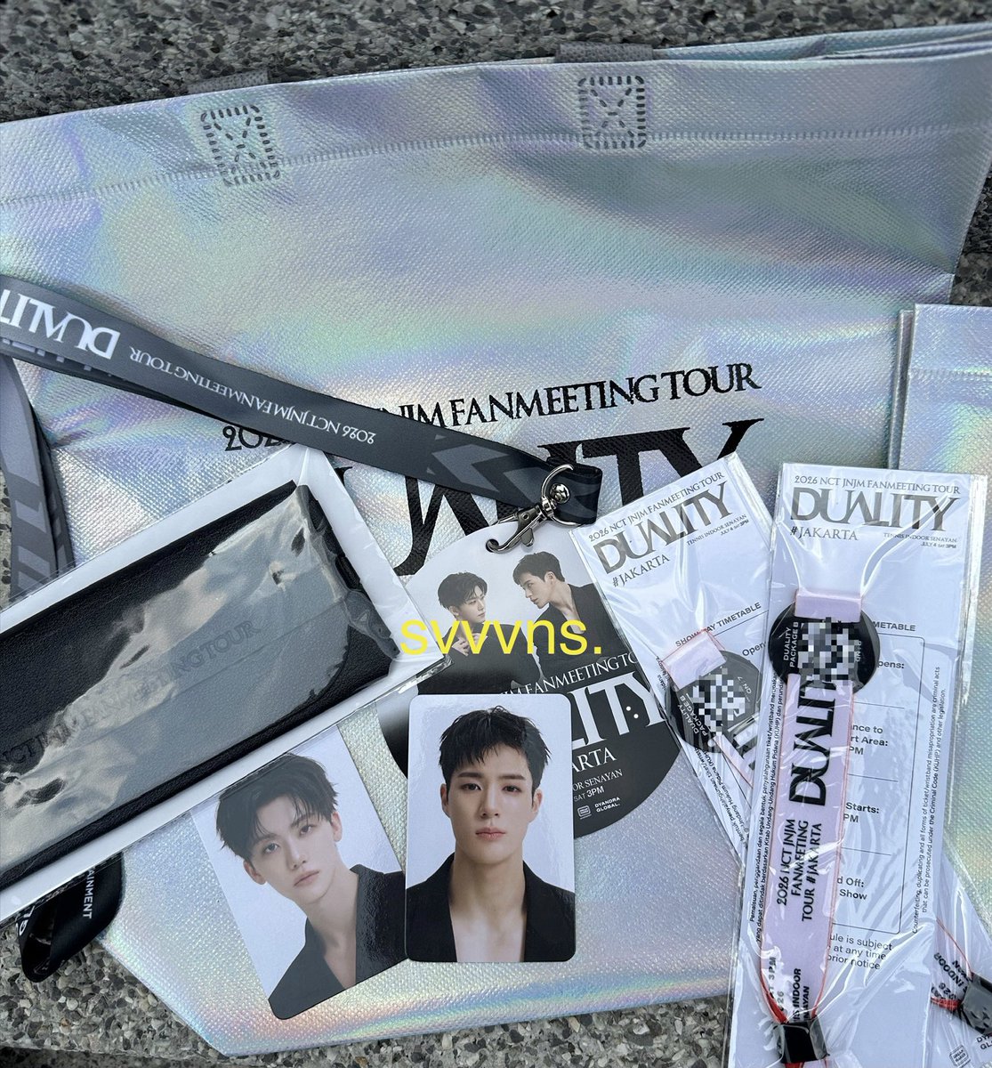 dreamiesea's tweet photo. Ternyata ada perbedaan bene dari  warna tiket, PC, tempat kacamata, dan lanyard 😃 ctto

Day 1                                   Day 2 https://t.co/GOsF54rUem