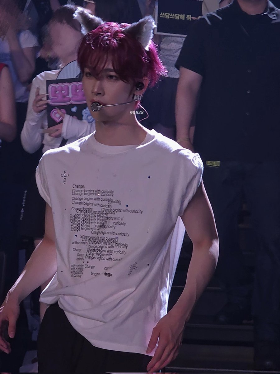 dawnsfey's tweet photo. i'm literally inlove with this look like the arms the red hair the facecard the wolf ears omggg 😭 https://t.co/4GD3sdJKgu