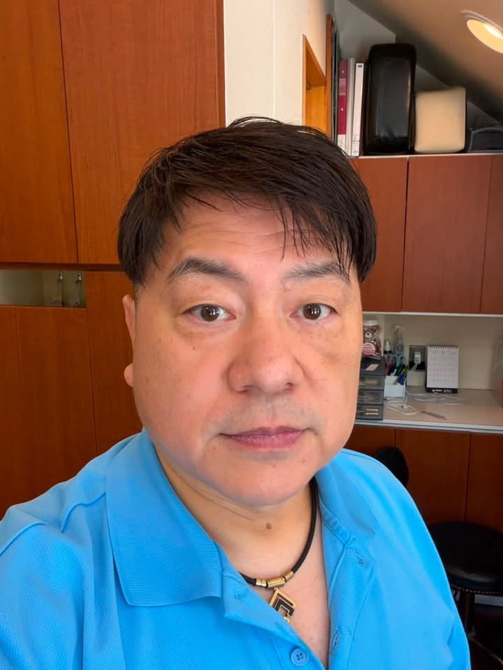 cuthousetwin's tweet photo. こんにちは。カットハウスツインは営業中です。本日は午後8時までの営業です。本日もよろしくお願いします。少しだけ時間があったのでカラーをしてもらいました😊 https://t.co/IUlNT0YXi1