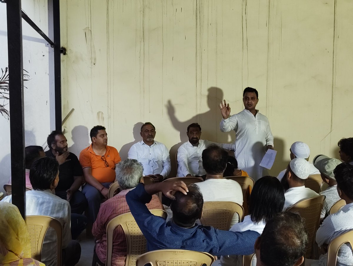 Tanuj_Kumar_inc's tweet photo. हमारे @INCDelhi अध्यक्ष आदरणीय @devendrayadvinc जी, उपाध्यक्ष @SurenderK_INC जी व जिला प्रभारी @DrPKMISHRA9 जी के आदेशानुसार आज बवाना वार्ड में मासिक मीटिंग रखी गई । इस मीटिंग में सभी BLA 2 को जानकारी दी और उनके बूथों की वोटर लिस्ट उन्हें सौंपी गई । https://t.co/eOB5IOdbfG