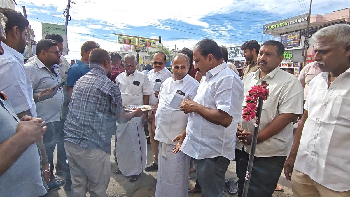 coolfire_ak's tweet photo. தமிழக வெற்றிக்கழக தலைவர் தமிழ்நாடு முதலமைச்சர் தளபதி மாண்புமிகு நம்ம விஜய் அவர்கள் ஆட்சியில் திருப்பூர் மாநகர் மாவட்ட செயலாளர் தெற்கு தொகுதி சட்டமன்ற உறுப்பினர் எஸ் பாலமுருகன் அவர்கள் அறிவுறுத்தலின்படி பாளைக்காடு பஸ் ஸ்டாப்பில் இருந்து வடக்கு  சாலை போடுவதற்கு பூமி பூஜை நடைபெற்றது https://t.co/dCWNuRbEh8