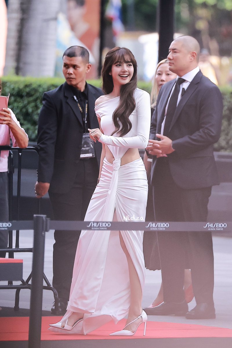 TheePopCore's tweet photo. LISA captivates with her otherworldly beauty at the SHISEIDO ULTIMUNE event in Thailand as the brand's Global Ambassador. https://t.co/g24rinZZ60