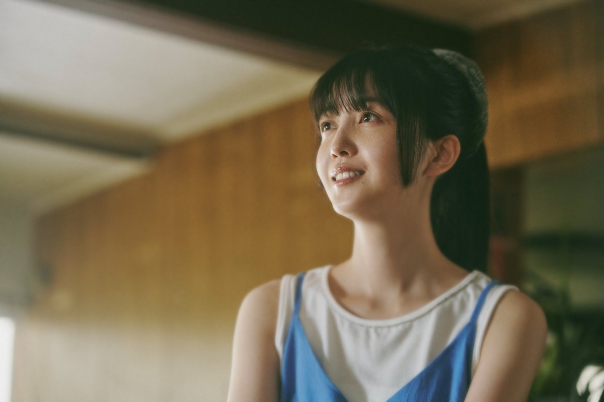 TAXIATER_movie's tweet photo. ／
短編映画『世界は美しいと誰かが言った』
映画祭主催の久保田徹朗による制作日誌✍🏻
＼

【中川監督と役者陣で紡いだ詩】
本作品では、詩人としての背景を持つ中川龍太郎監督らしい「詩」の世界観が作品全体に広がります。登場人物たちが、作品全体で「詩の朗読」をしているような印象さえ受けます。その詩の表現一つひとつを、中川龍太郎監督と、主演の久保史緒里さん、旅館の女将役の中尾幸世さんで構築して行きました。

撮影現場でも、中川監督が役者陣と同じ目線に立ち、より良い芝居を追求して行く姿が、非常に印象的でした。

🎫舞台挨拶付きの劇場上映チケット販売中
https://t.co/tyOZ4eLyIB

🚕日本初のタクシー映画祭「TAXIATER」
8月3日(月)より1週間、東京23区内のタクシー100台で撮り下ろしの短編映画3作品を先行上映💨 その後、8月15日(土)より期間限定の劇場上映（一部、舞台挨拶・特別対談付き）を開催予定！
#TAXIATER
（撮影：髙木美佑）