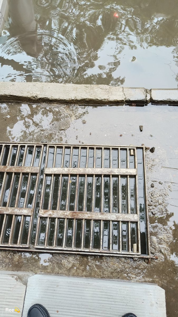 _its_Ree__'s tweet photo. Dear @mybmc ,
@mybmc 
Waterlogging and blocked drains need urgent attention. Please clean the drainage and resolve the issue as soon as possible.
Location: swastik park chembur

@mybmc https://t.co/Xy9BzD2rSq