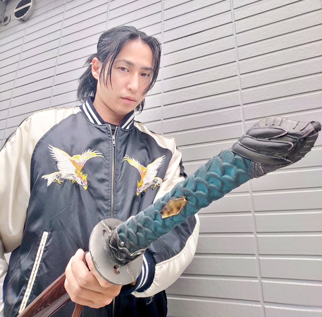 wat18ken's tweet photo. ご縁をいただき、滝川拳さんの遺品である愛刀などの品が僕に託されました。
何だかまた背負うモノができました。

2020年の現場で話した拳さんの愛刀、柄巻が龍の鱗をイメージした作りになっていて、当時興奮してお話しした記憶がある。まさか今その刀が自分の元へ来るとは。
ありがとうございます https://t.co/jWhDf3PygK