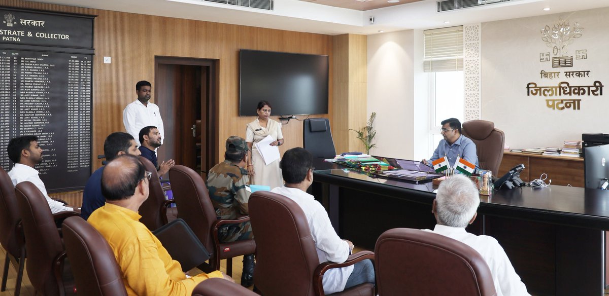 dm_patna's tweet photo. जिलाधिकारी, पटना ने समाहरणालय में आयोजित ‘जनता  के दरबार में ज़िलाधिकारी’ कार्यक्रम में 76 लोगों से मिलकर उनकी समस्याओं को सुना तथा विधिवत समाधान की कार्रवाई की। पदाधिकारियों को पारदर्शिता, उत्तरदायित्व एवं संवेदनशीलता के साथ आम जन की सन्तुष्टि सुनिश्चित करते हुए जन–शिकायतों का गुणवत्तापूर्ण समाधान करने का निदेश दिया।
#PublicInterest
@samrat4bjp
@IPRDBihar
@CBC_Patna
@PIB_Patna
@MIB_India
@gadbihar