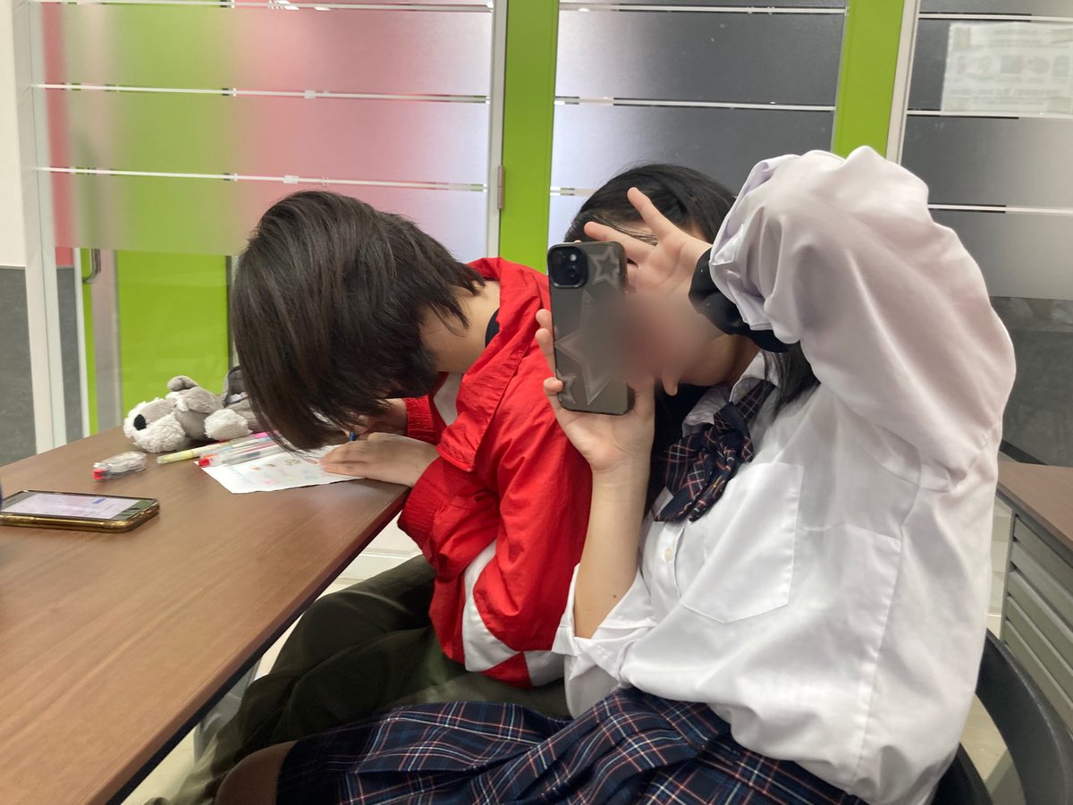mana_soon_0227's tweet photo. こんばんわぁ🌙
この前の英語の授業で使った紙になつきがお絵描きしてくれたんです🎨💕
なつきほんとに絵がかわいくて上手なんですよ！！
また一緒にお絵描きしたいなっ

そして！放課後LIVEvol.104の応募もはじまってます！
みなさんもう応募しましたか？👀
また会えるのたのしみにしてます💓 https://t.co/khwV6CMQk9