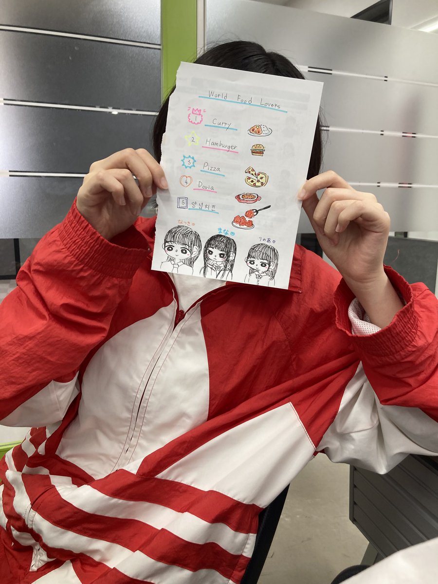 mana_soon_0227's tweet photo. こんばんわぁ🌙
この前の英語の授業で使った紙になつきがお絵描きしてくれたんです🎨💕
なつきほんとに絵がかわいくて上手なんですよ！！
また一緒にお絵描きしたいなっ

そして！放課後LIVEvol.104の応募もはじまってます！
みなさんもう応募しましたか？👀
また会えるのたのしみにしてます💓 https://t.co/khwV6CMQk9