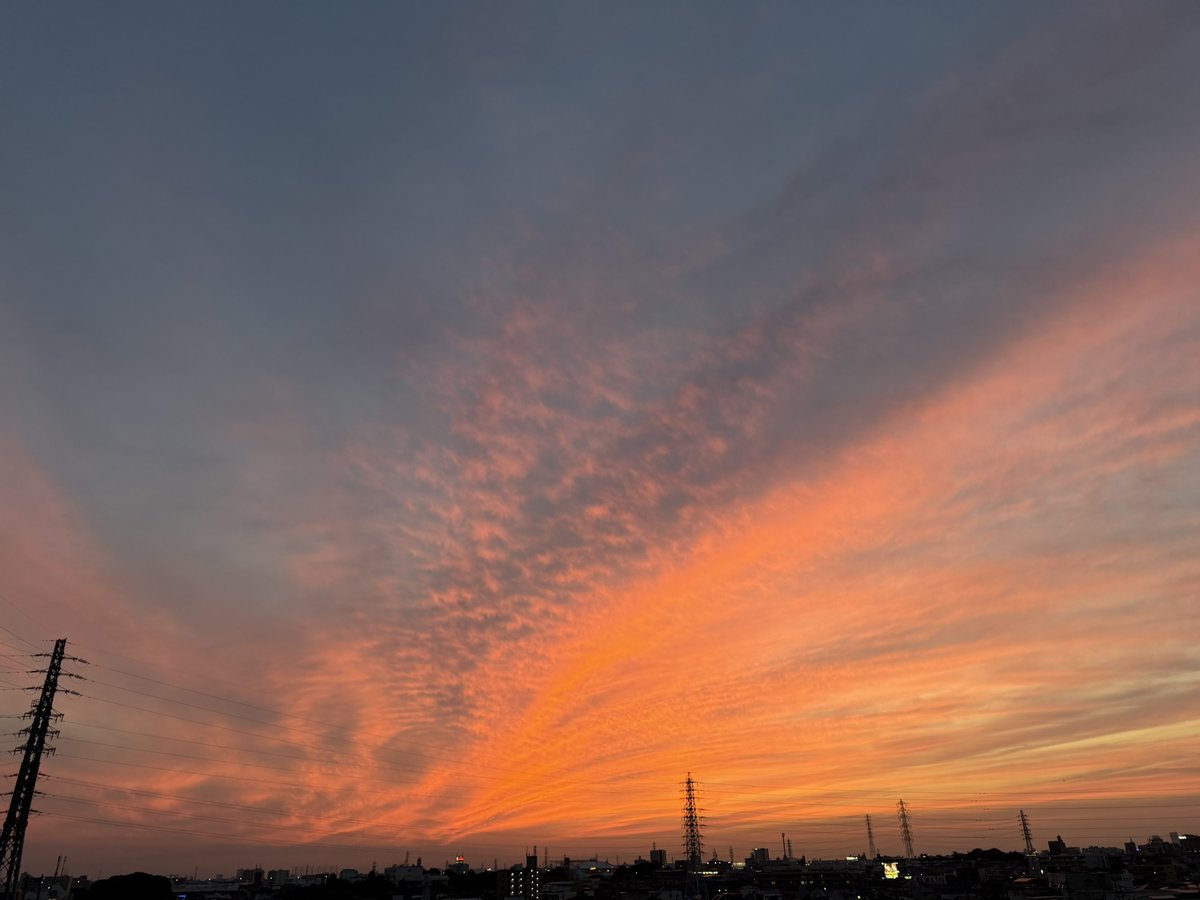 aichi7770's tweet photo. 日没後、空を見たら日が沈んだ夕日が雲に反射して何か別世界にいるような感じの夕焼けになってる。 https://t.co/Hw9TGDvCFD