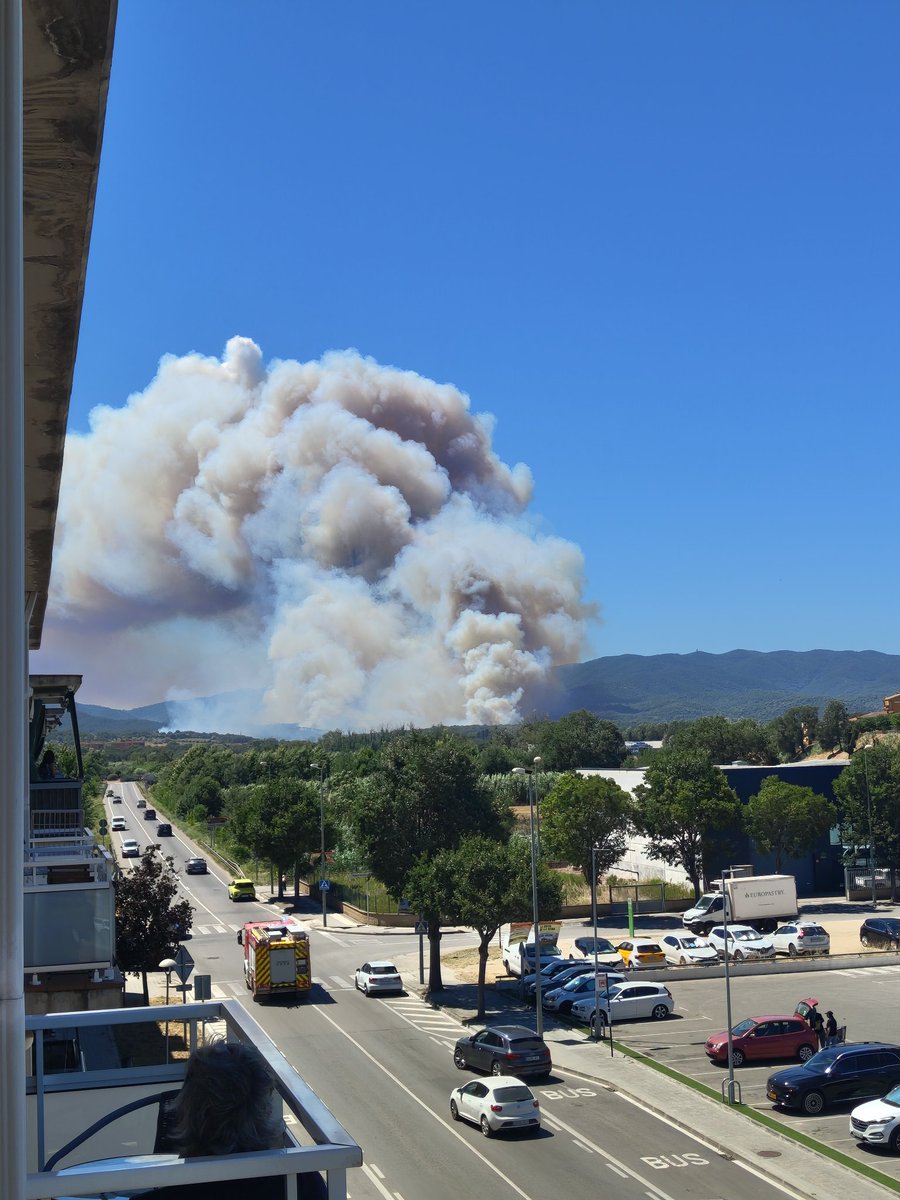 agudolypse's tweet photo. Incendi a La Bisbal! 😱 A veure si el poden controlar que amb aquesta ventada que fot...🙏 https://t.co/O4wZmzp9OU
