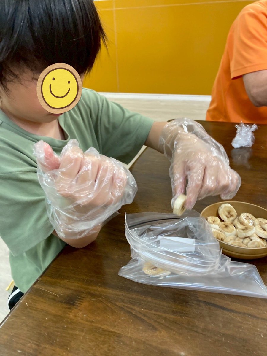 firstdream_11's tweet photo. 🍪南篠崎教室🥛
2026.7.3(金)
『スムージー作り』　
果物やクッキーを使ったスムージーをみんなで手作りしました✊🎶
クッキーを砕くなどの作業を協力して行い、美味しいスムージーを作ることが出来ました😉✨

▽ファーストシーンドリームの詳細はこちら！
https://t.co/CPMWTHWgru

#放デイ #食育 https://t.co/EBjdMu5f32
