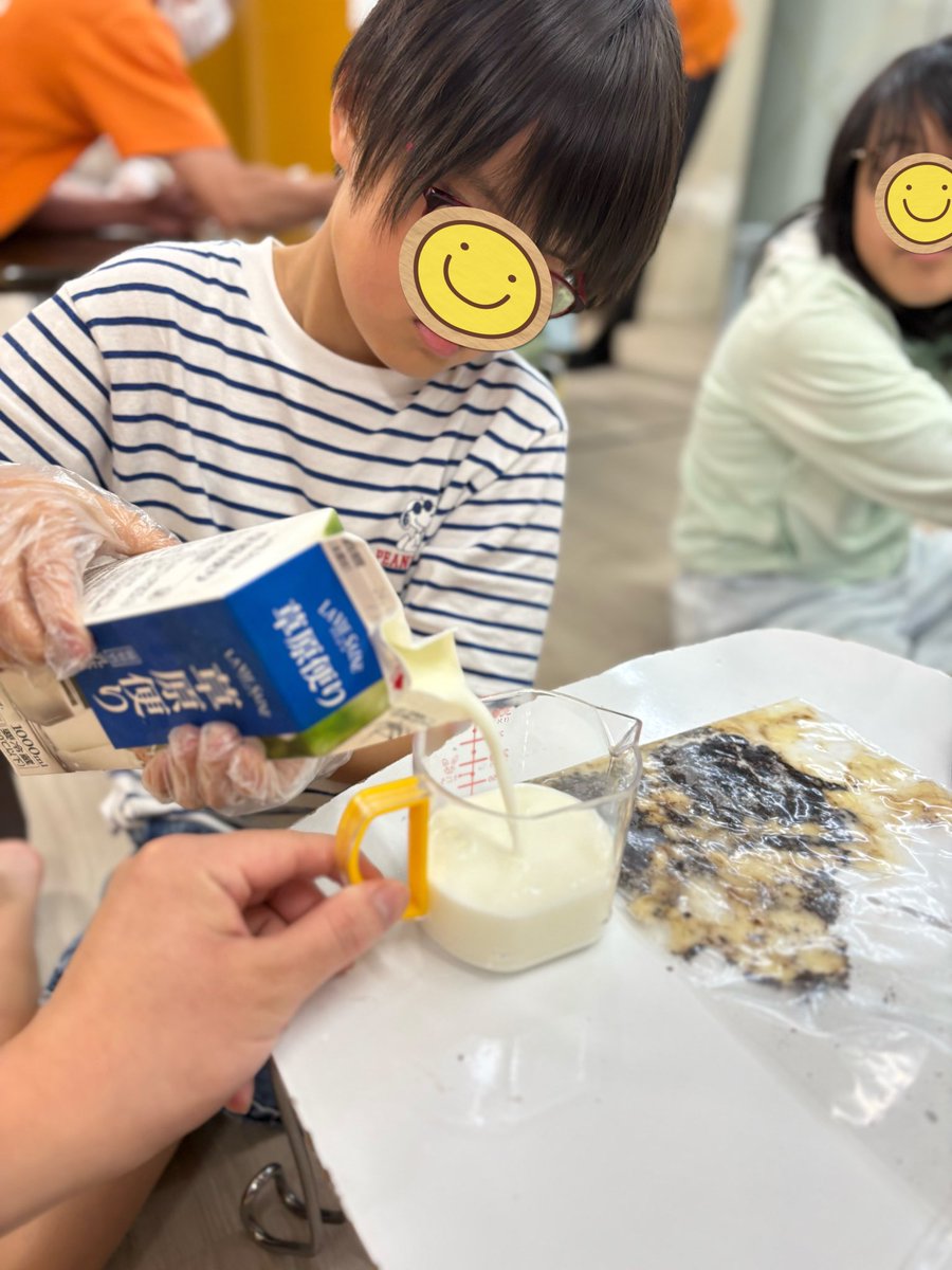firstdream_11's tweet photo. 🍪南篠崎教室🥛
2026.7.3(金)
『スムージー作り』　
果物やクッキーを使ったスムージーをみんなで手作りしました✊🎶
クッキーを砕くなどの作業を協力して行い、美味しいスムージーを作ることが出来ました😉✨

▽ファーストシーンドリームの詳細はこちら！
https://t.co/CPMWTHWgru

#放デイ #食育 https://t.co/EBjdMu5f32